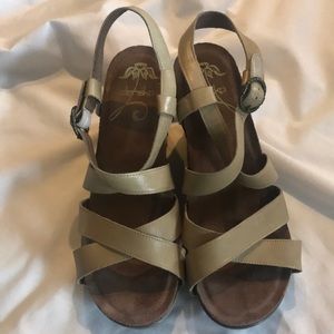 Dansko wedge heels sandals size 40 tan strappy